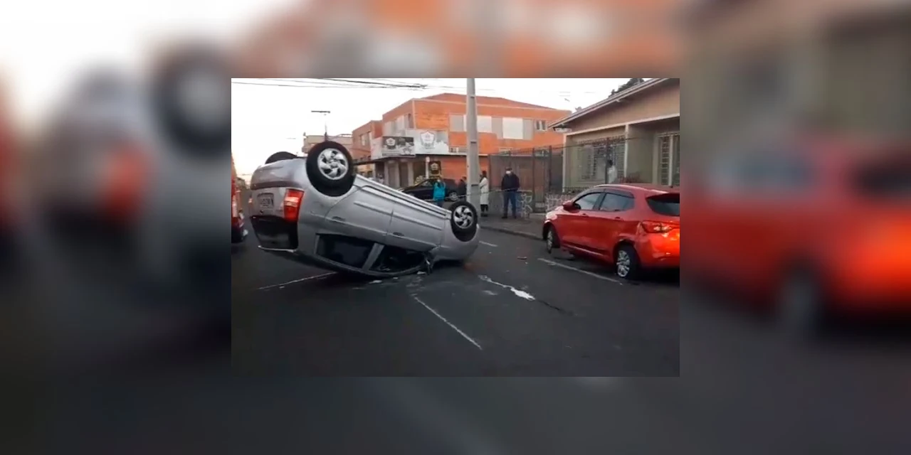 Colisão seguida de capotamento na Palmeirinha deixa dois feridos