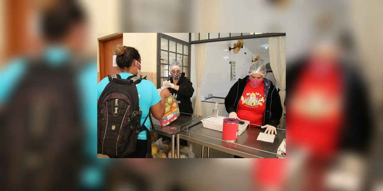 Alunos de escolas municipais e CMEIs recebem mais de 300 toneladas de alimentos em PG