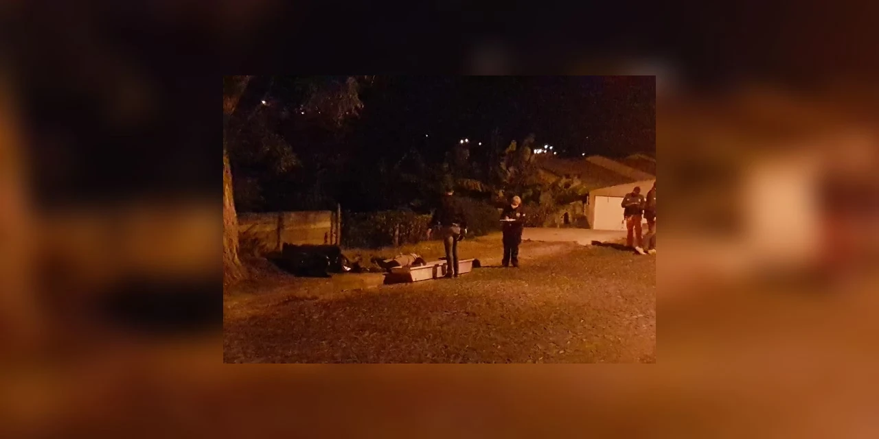 Vídeo: Corpo com ferimentos é encontrado em rua do Contorno; suspeita é de homicídio