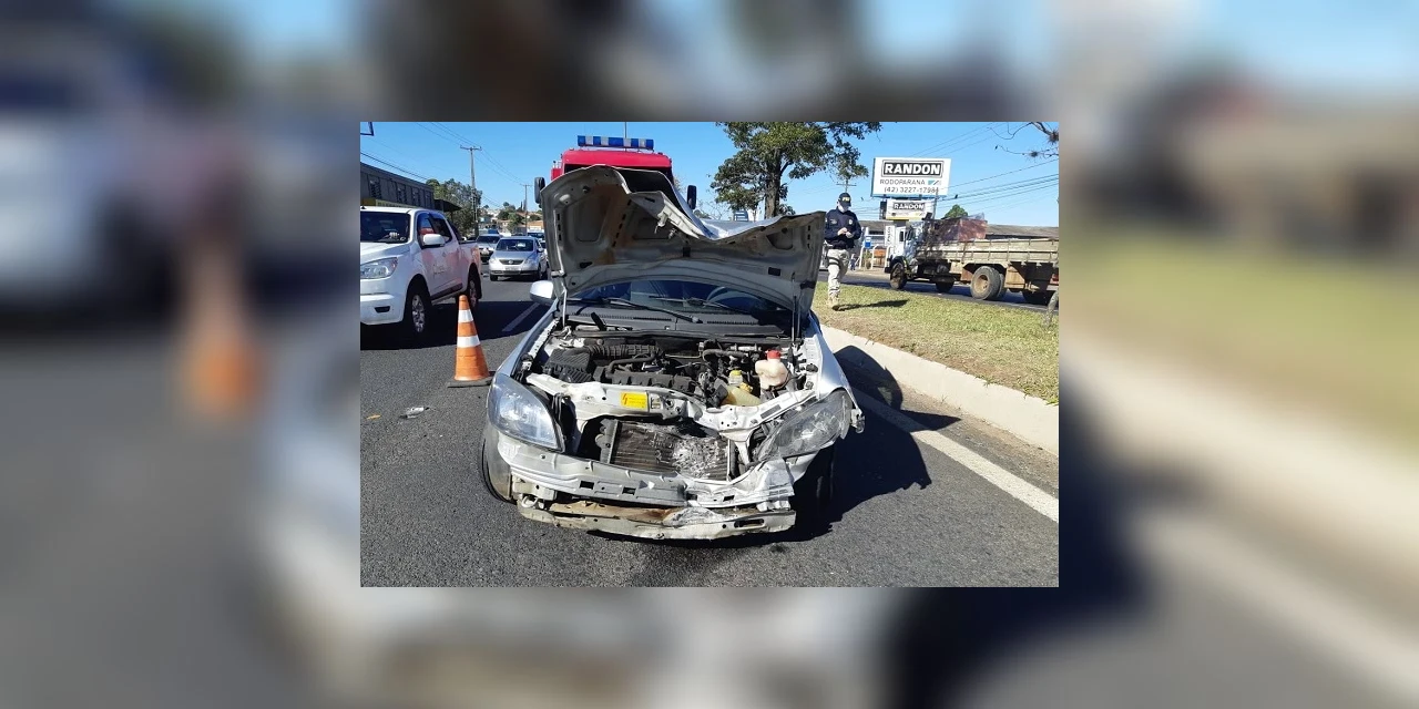 Após colidir contra trator, automóvel bate em caminhão na Souza Naves