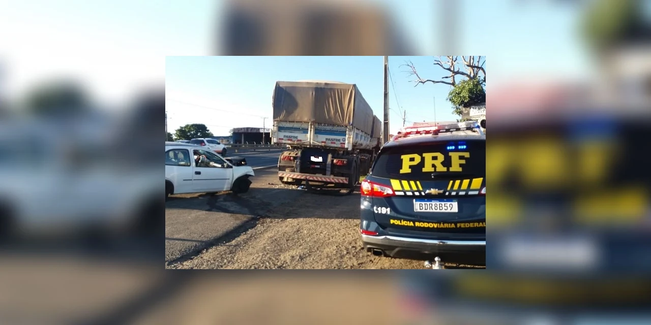 Motorista sem habilitação bate em caminhão e fica gravemente ferida em PG