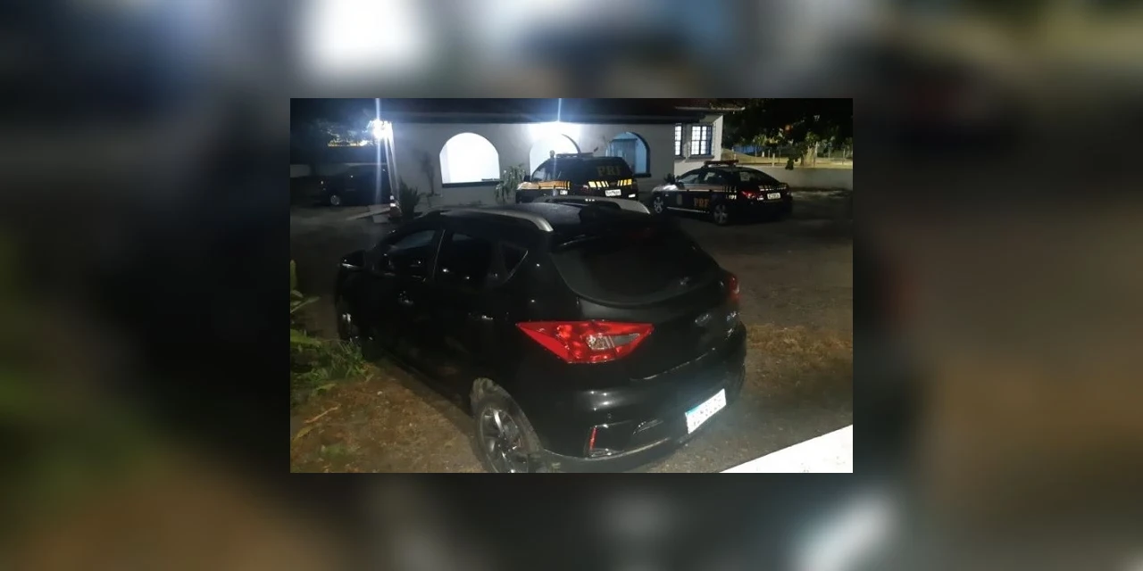 Após roubar carro elétrico, ladrões são descobertos ao tentarem abastecer veículo com combustível