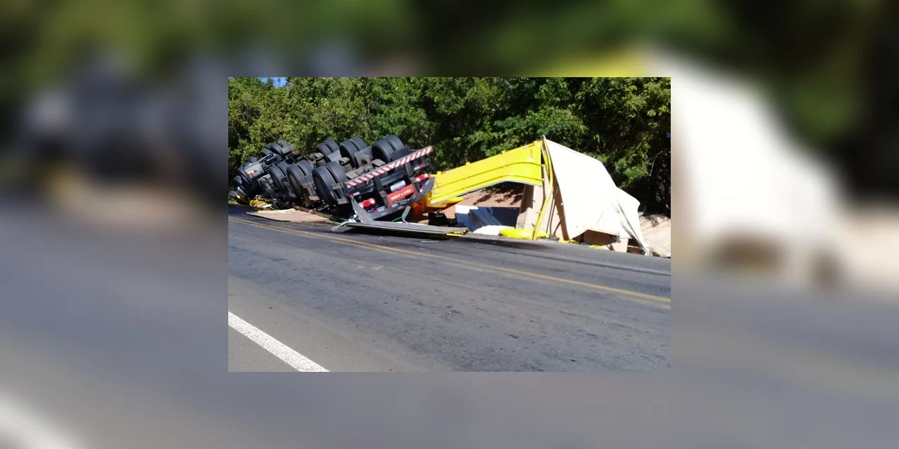 Vídeo: Carreta tomba em rodovia de Palmeira após se desviar de veículo que invadiu a pista