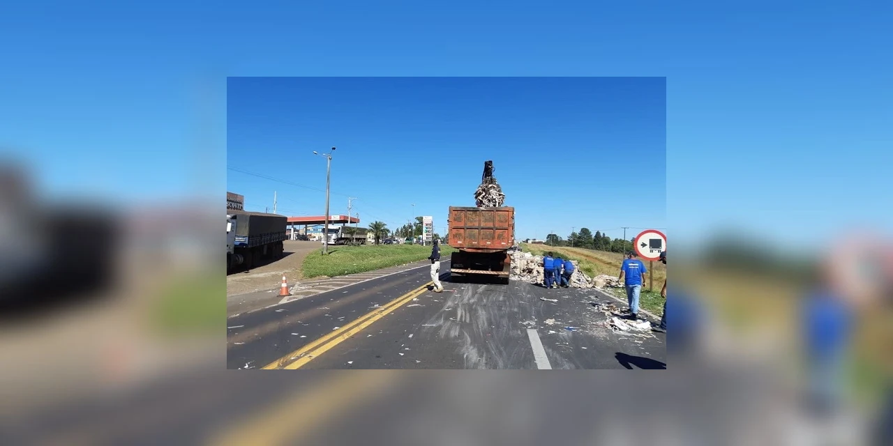 Carga se desprende de carreta e atinge caminhão em rodovia de Guarapuava