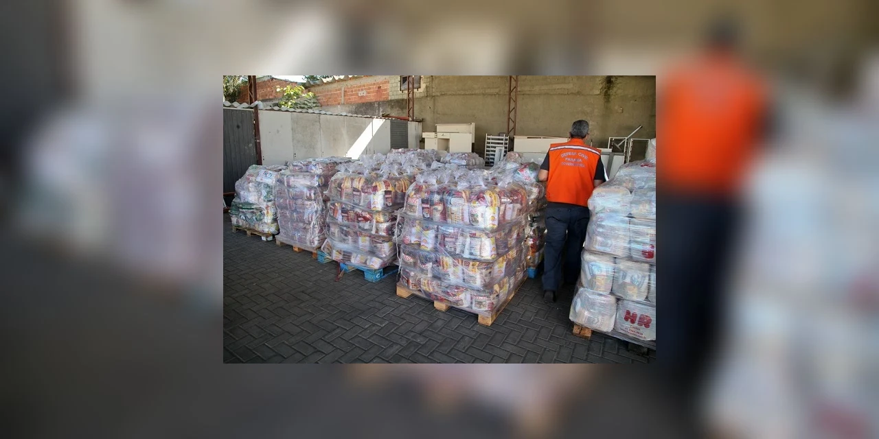 Alimentos arrecadados pela campanha 'Cesta Solidária' são distribuídos em diversas cidades do Paraná