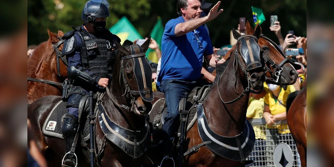 Bolsonaro vai a manifestação de apoiadores em Brasília