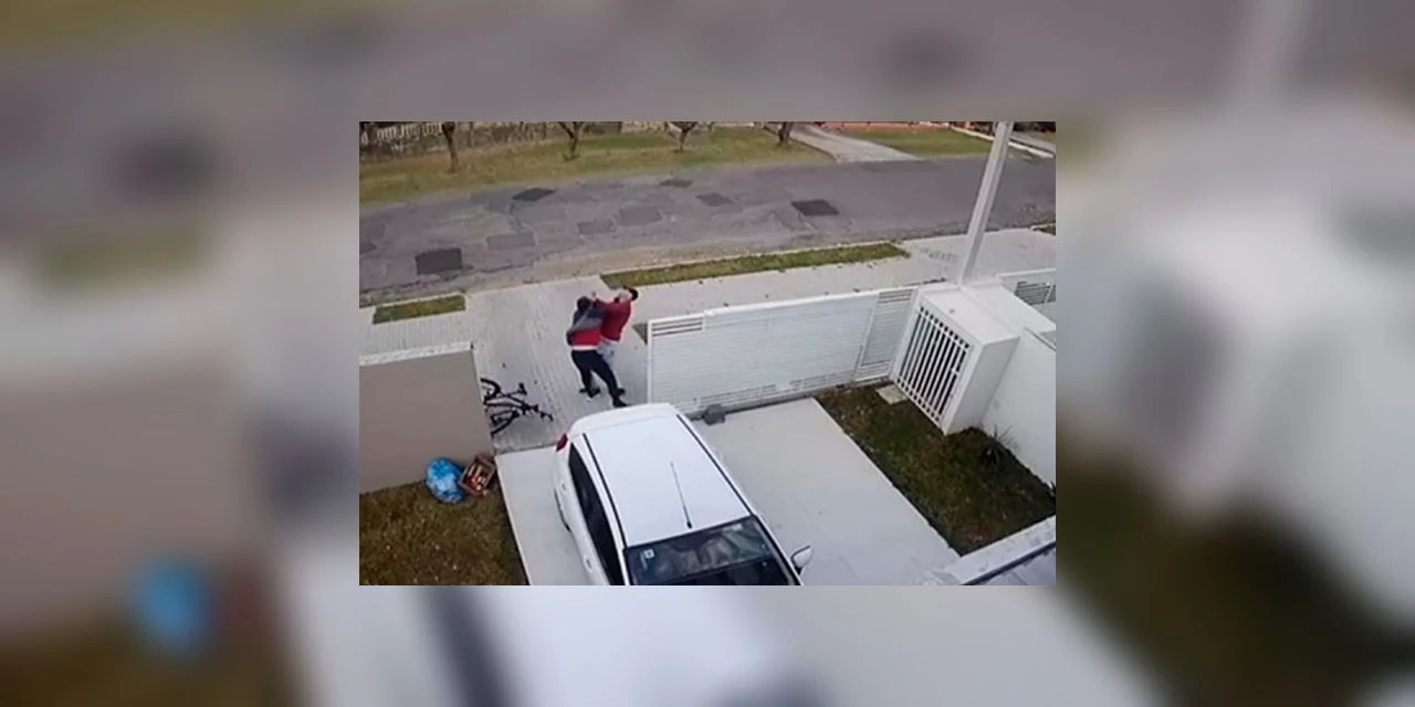 Vídeo: Após assalto, morador reage e dá soco em homem que tentou furtar bicicleta