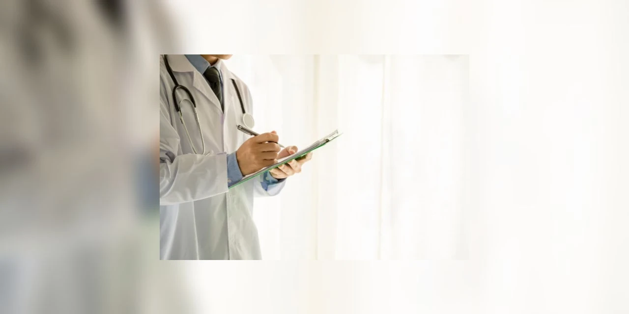 Médico infectado com a Covid-19 atende pacientes e é denunciado no Paraná