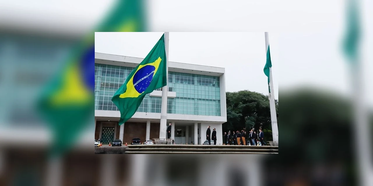 "Respeito às pessoas, ao Paraná e ao Brasil", diz Ratinho Junior após volta da bandeira do Brasil em frente ao Palácio Iguaçu