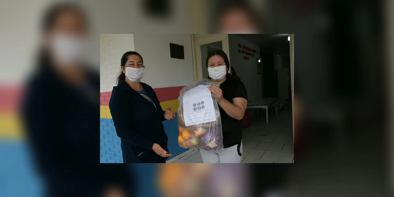 Prefeitura de Castro distribui kit alimentação para pais de alunos da rede municipal