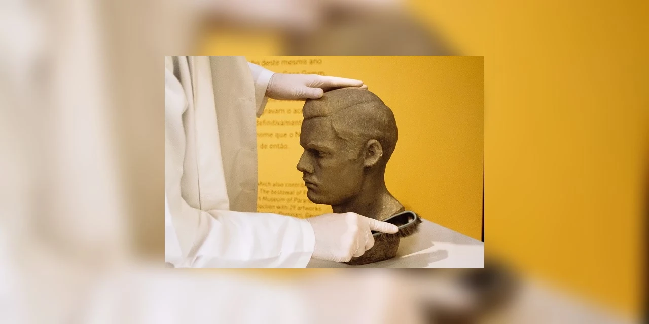 Museu Oscar Niemeyer mantém trabalho de conservação de obras de arte durante período fechado