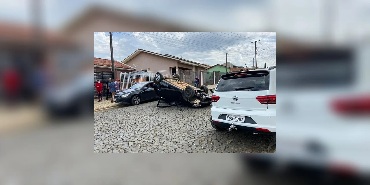 Vídeo: Motorista perde controle e carro capota após atingir outros dois veículos em PG