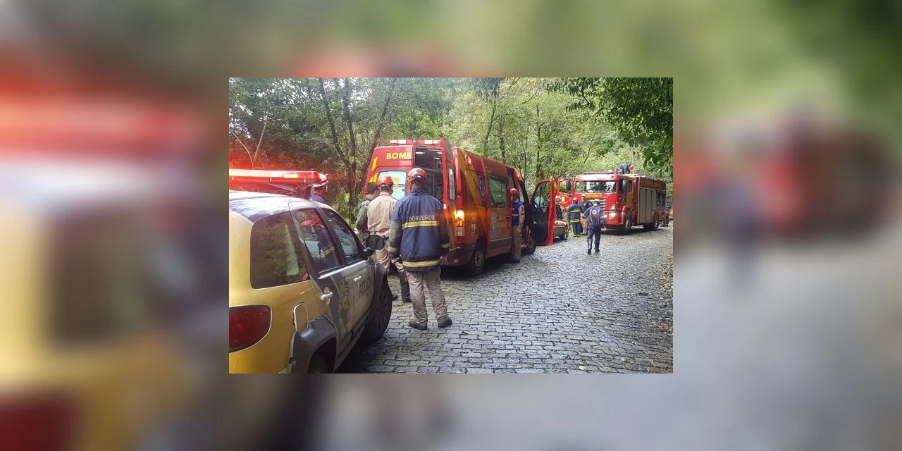 Vídeo: Motorista perde controle e carro cai em matagal na Serra da Graciosa