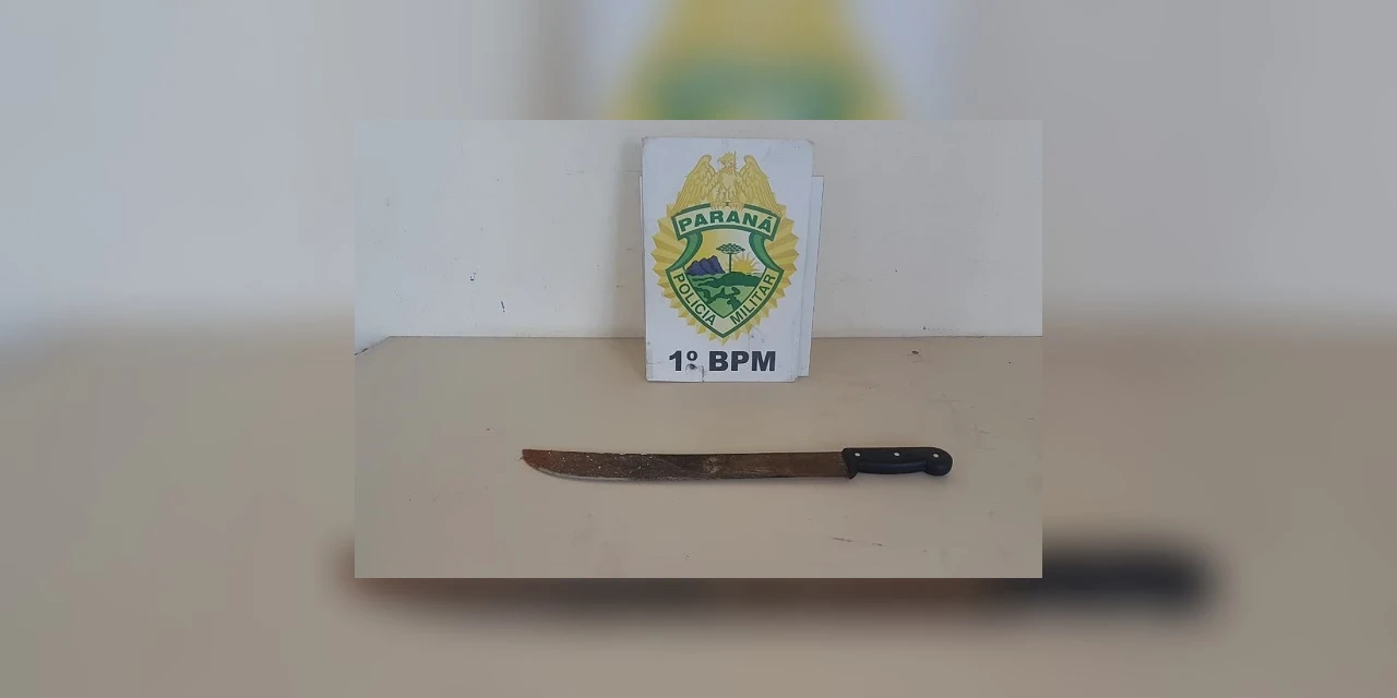 Vídeo: Após ameaçar esposa com facão e investir contra policiais, homem é preso no Cará-Cará