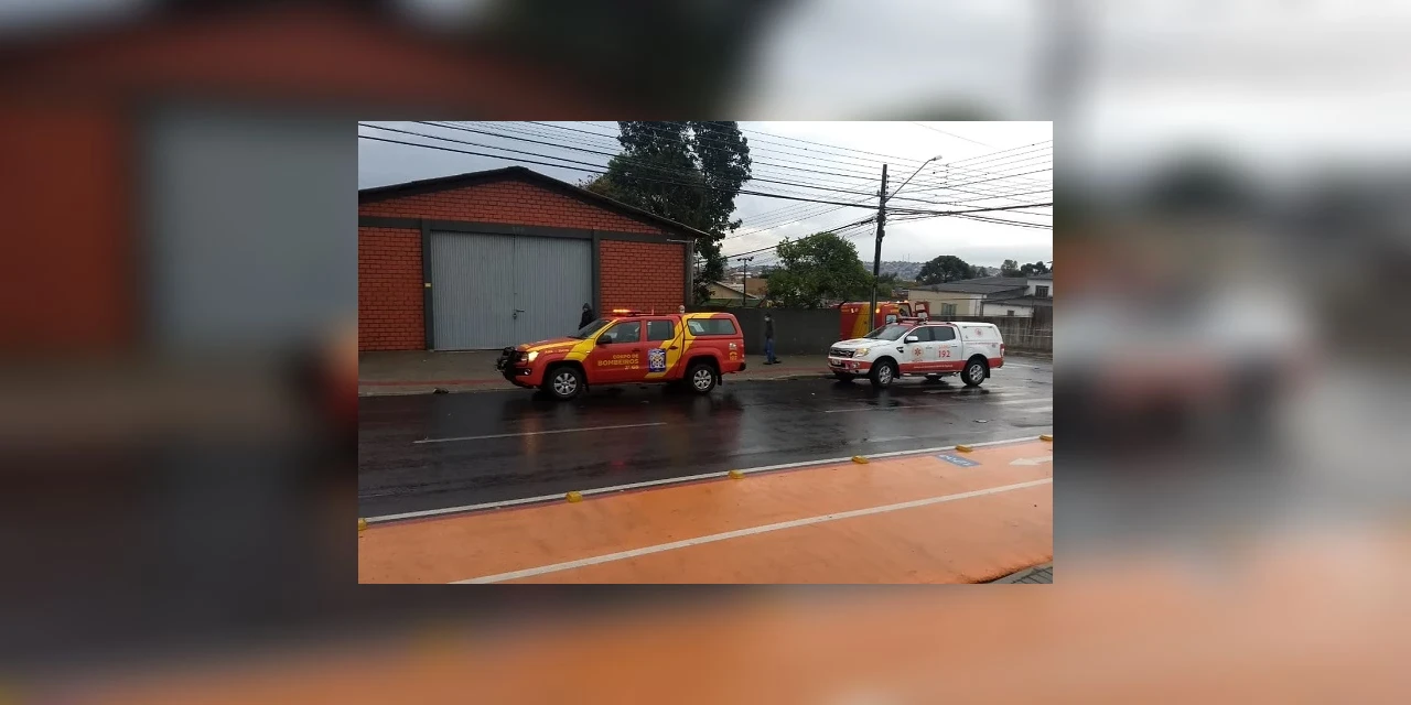 Acidente envolvendo moto e carro no Jardim Carvalho deixa vítima com ferimentos graves; veja imagens