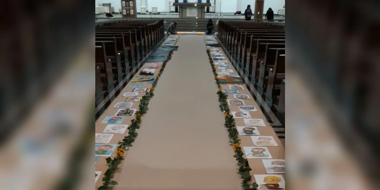 Paróquia Sant'Ana monta tapete de Corpus Christi com desenhos de alunos da catequese