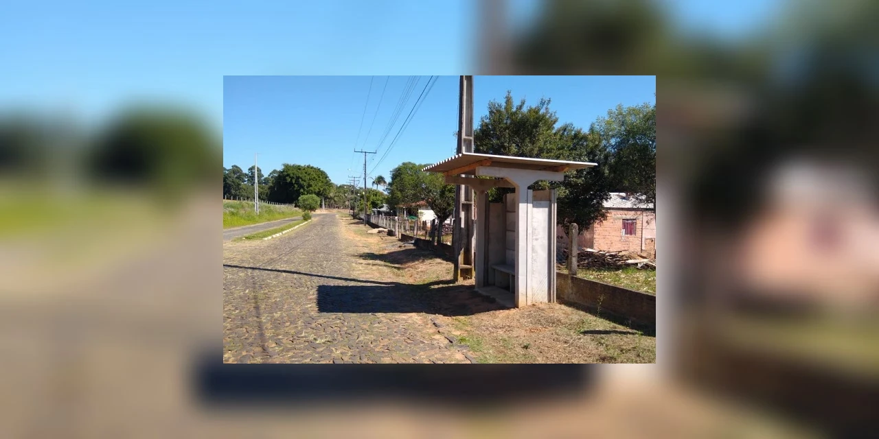 Prefeitura de Tibagi instala 25 novos pontos de ônibus para transporte escolar