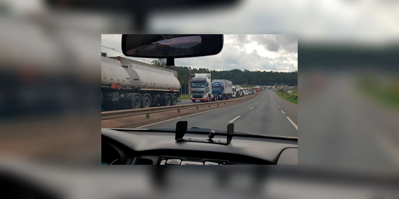 Atenção motorista! BR-376 registra mais de 3 km de congestionamento devido a caminhão parado na pista
