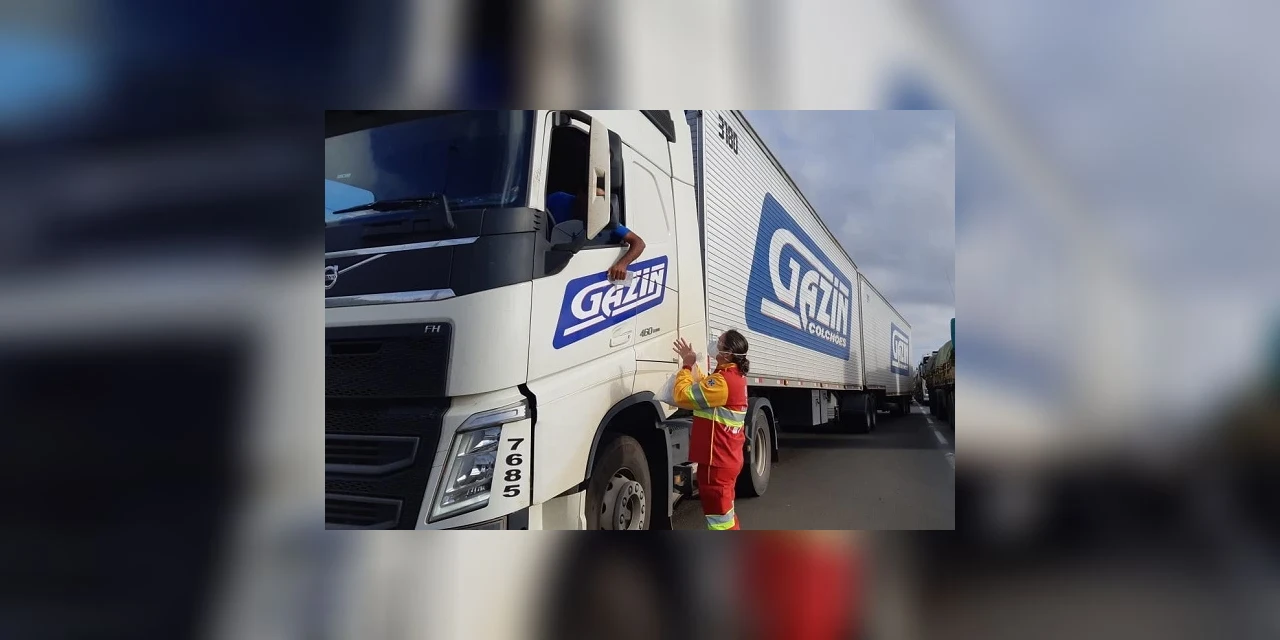 PRF e Rodonorte entregam máscaras e esclarecem dúvidas de caminhoneiros