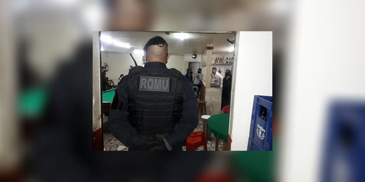 Guarda Municipal de PG autua dois estabelecimentos e orienta 35 pessoas; veja fotos