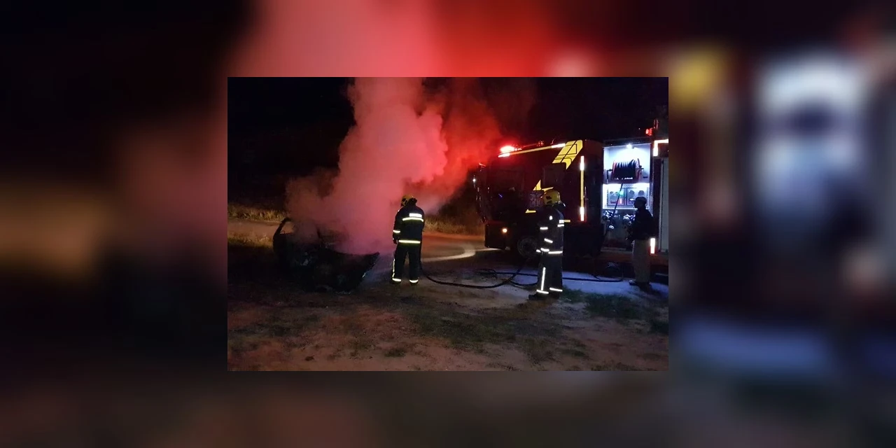 Vídeo: Carro é encontrado em chamas em Ponta Grossa