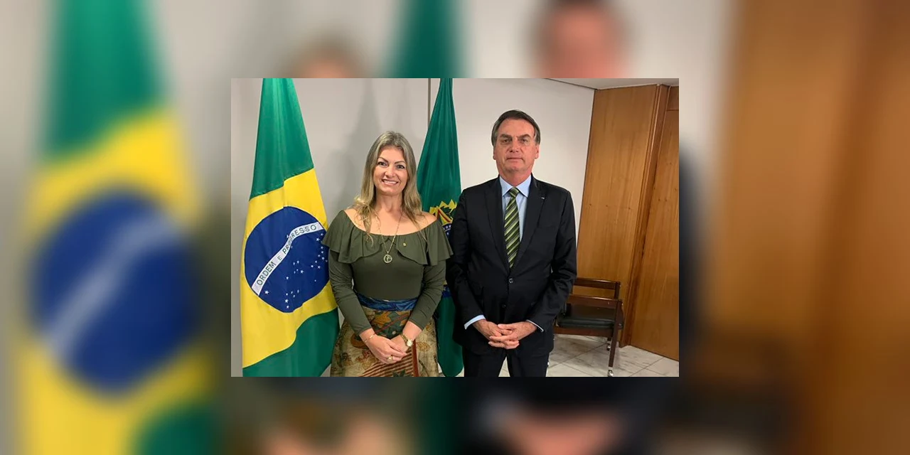 Deputada Aline Sleutjes publica foto com Bolsonaro e diz que está com o sigilo bancário quebrado "sem cometer jamais nenhum crime"