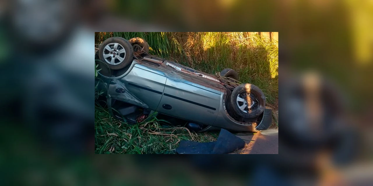 Veículo cai de trincheira após perseguição policial em Ponta Grossa