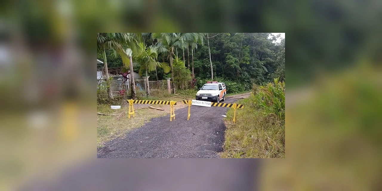 Mulher fura barreira sanitária e quase atropela funcionária de prefeitura no Litoral do Paraná