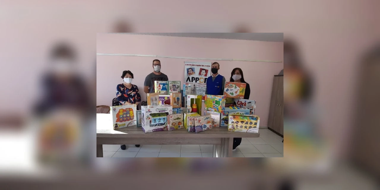 Rotary Club Centenário doa mais R$ 1,5 mil em brinquedos educativos para a APPDF