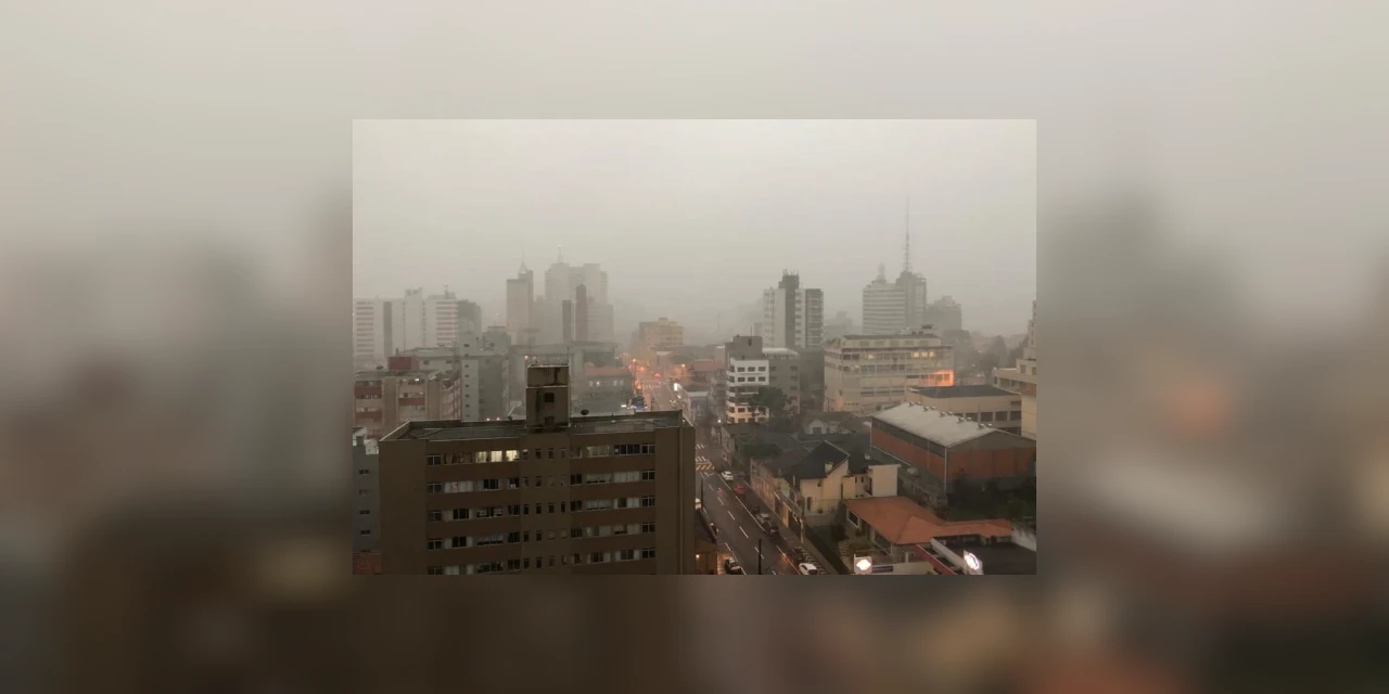 Vídeos: Moradores registram imagens do temporal em Ponta Grossa e região