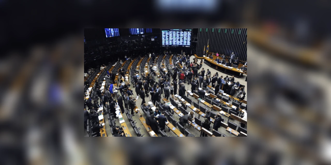 PEC que adia eleições para novembro deve ser votada nesta tarde (01)