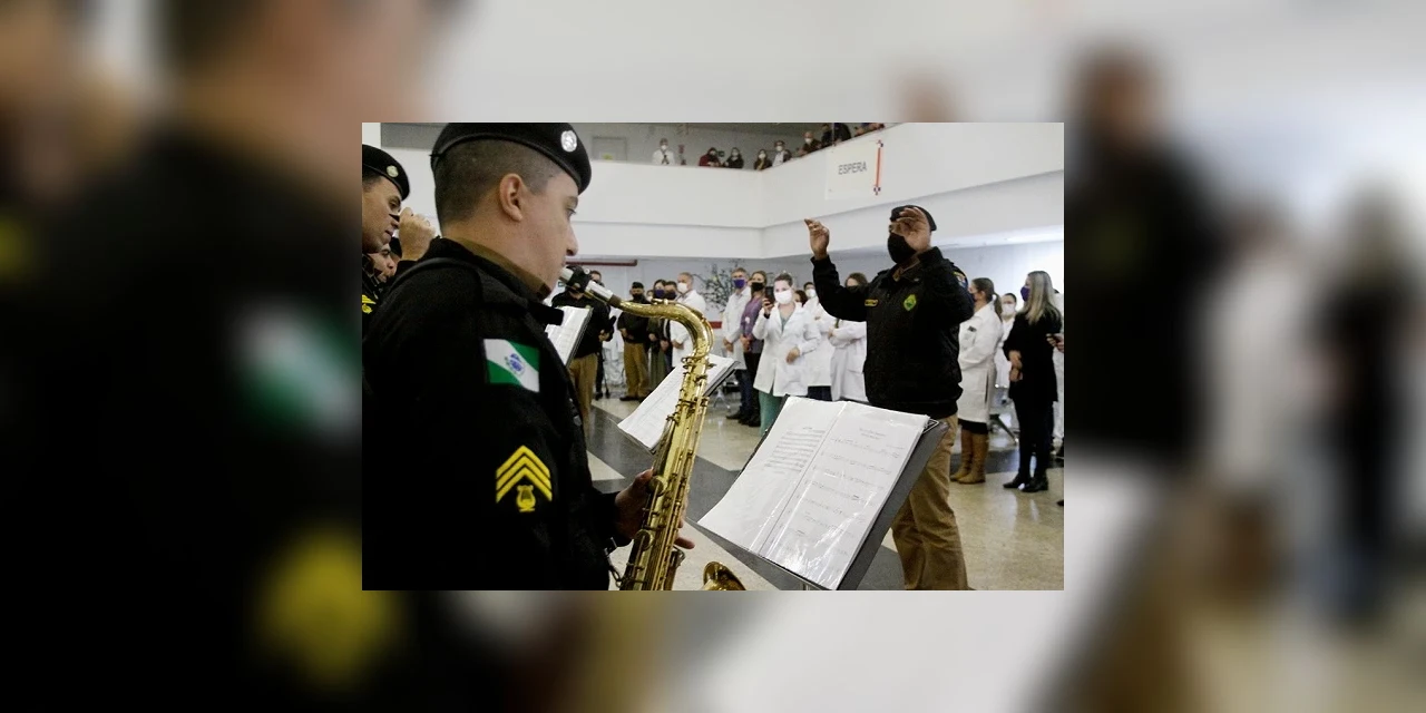 Polícia Militar presta homenagem aos profissionais do Hospital Universitário de PG