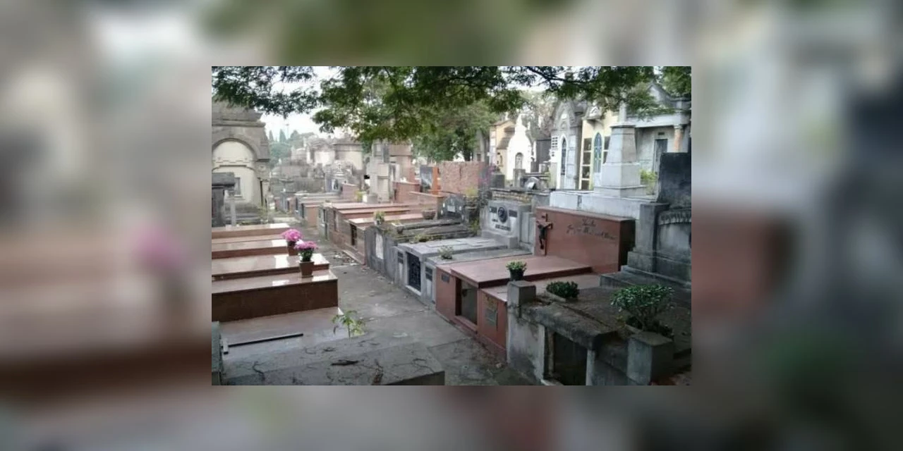 'Segue o baile': Homem quebra sepultura, retira corpo da avó e dança com cadáver