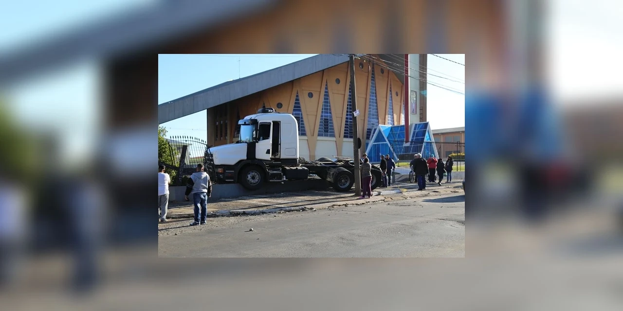 Fotos: Caminhão perde controle, sobe na calçada e por pouco não causa tragédia na Dom Pedro II