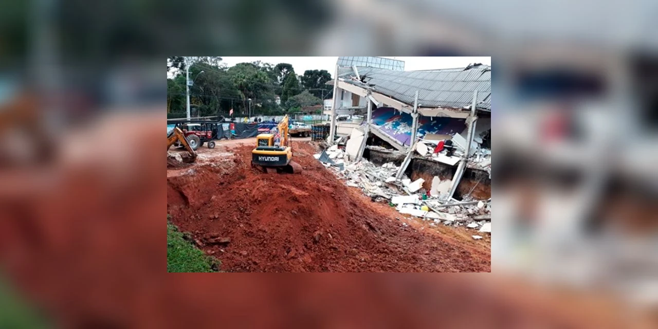 Prédio desaba em Colombo e cinco pessoas são socorridas em meio aos escombros