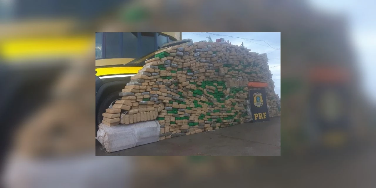 PRF apreende mais de 900kg de maconha e 65 cartuchos de munição no Paraná