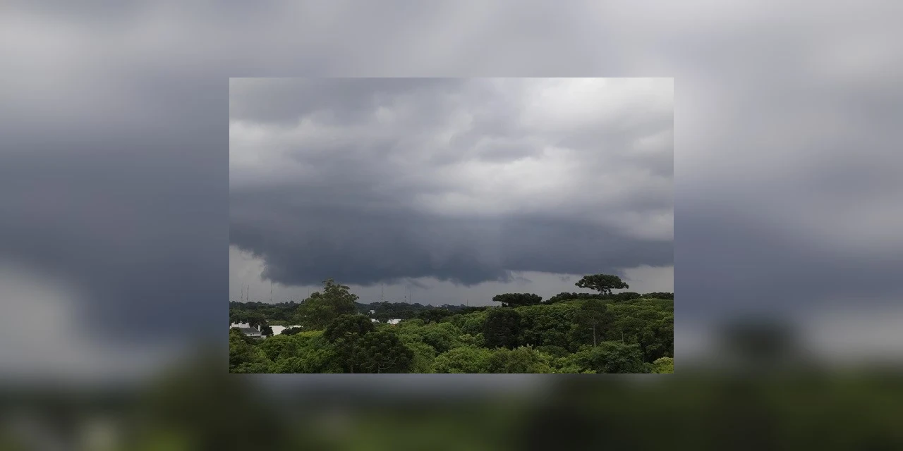 Com menor intensidade, novo ciclone se aproxima do Paraná