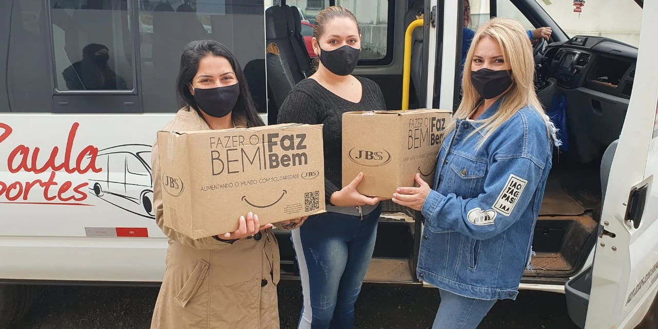 Famílias prejudicadas pelo coronavírus recebem cestas básicas em PG