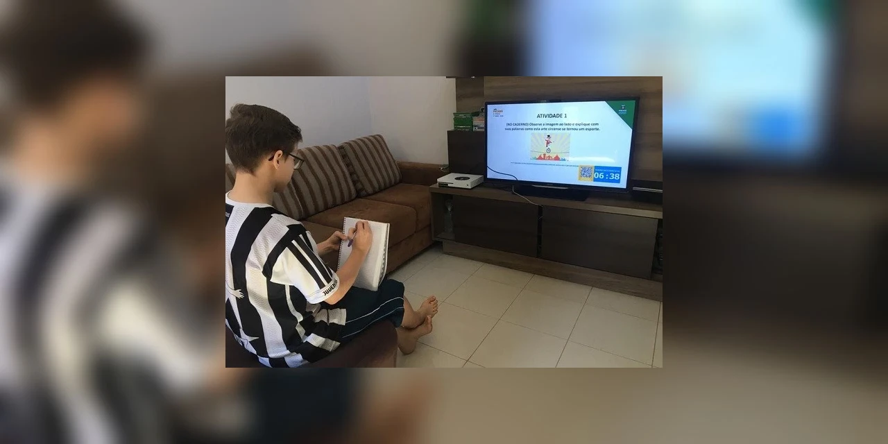 Ensino online do Paraná chega a 99% dos alunos