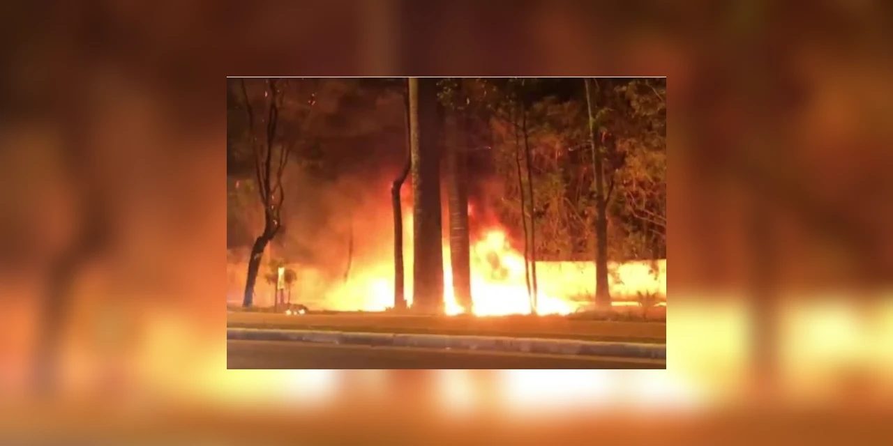 Avião de pequeno porte cai na Zona Norte de São Paulo e pega fogo