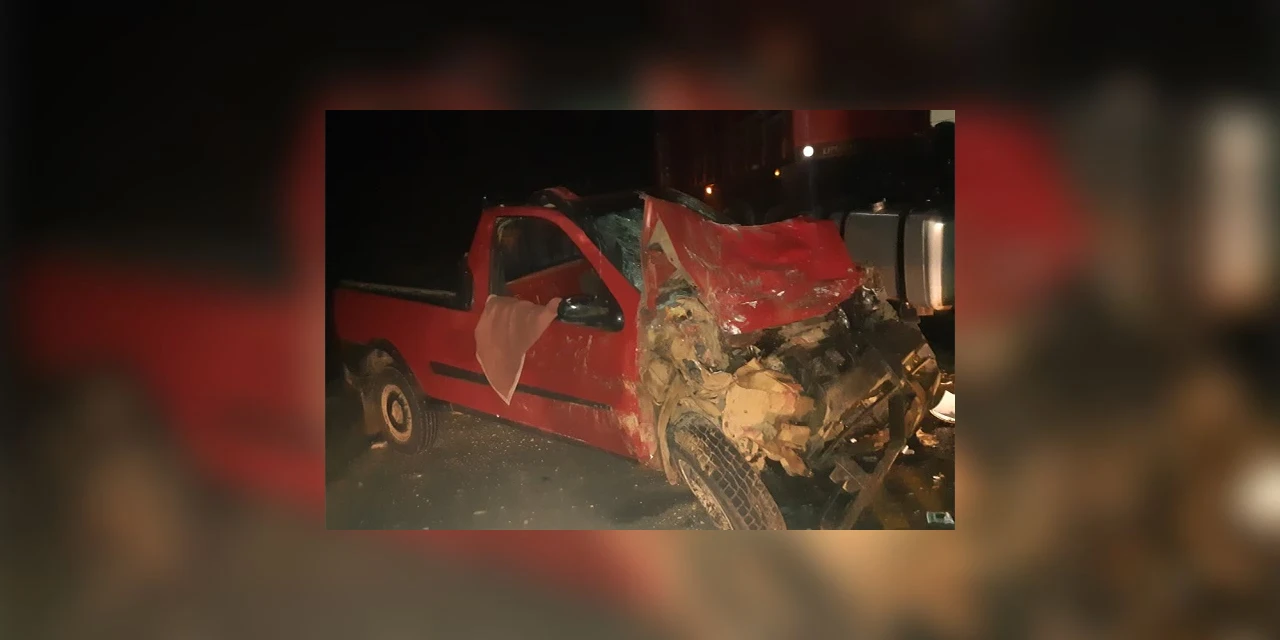 Motorista bate de frente com caminhão e morre em Tibagi