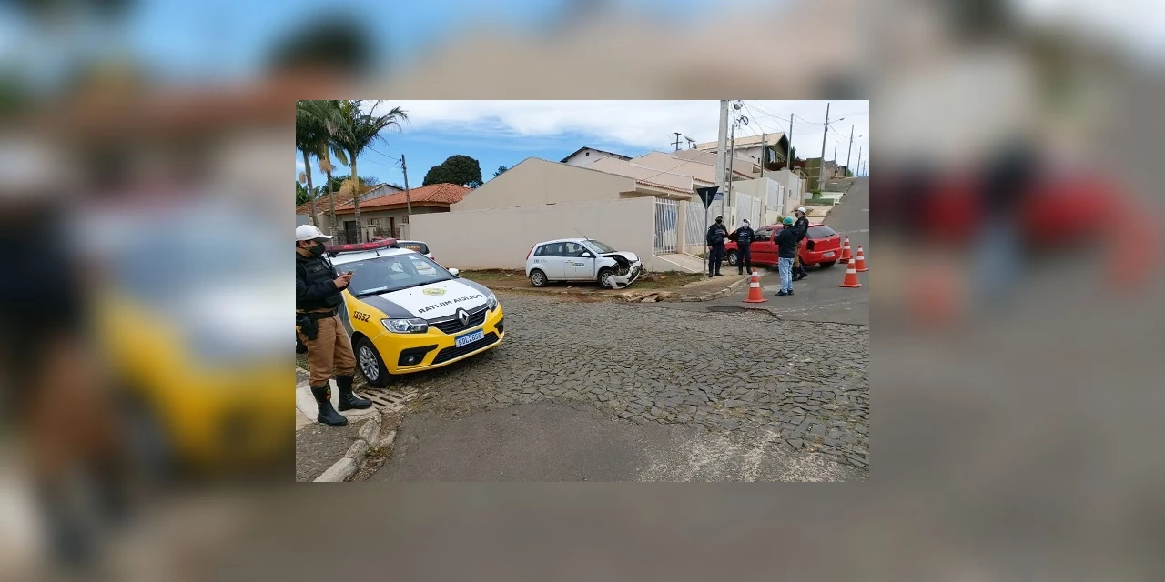 Acidente com carro da prefeitura de Ponta Grossa deixa motorista ferido