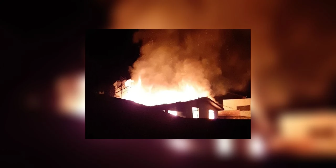 Ao brincar com isqueiro, criança ateia fogo em colchão e bombeiros encontram corpo carbonizado nos escombros