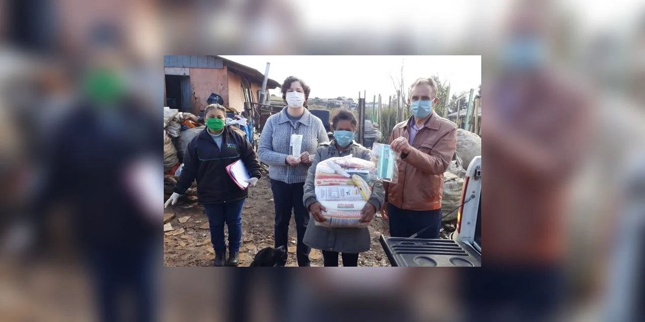 Prefeitura de Guarapuava entrega cestas básicas para coletores de materiais recicláveis