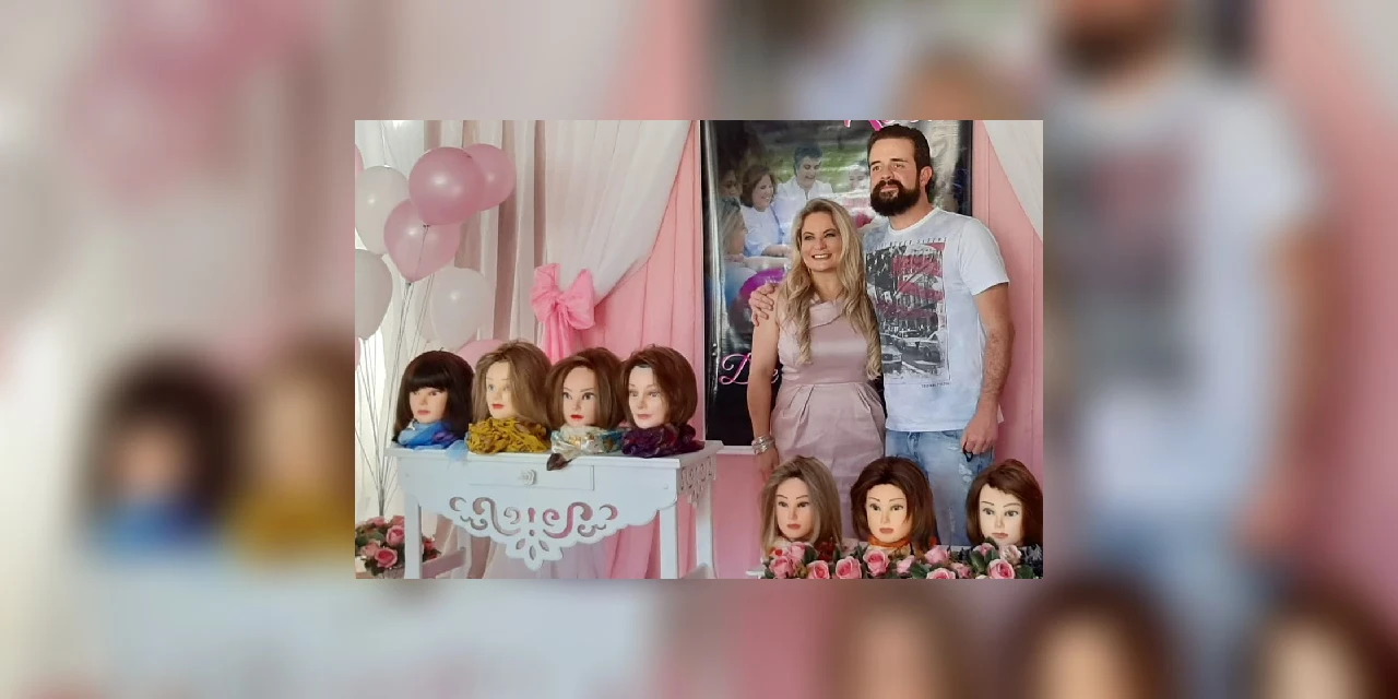 Casal de cabeleireiros busca recursos para produzir perucas para mulheres com câncer