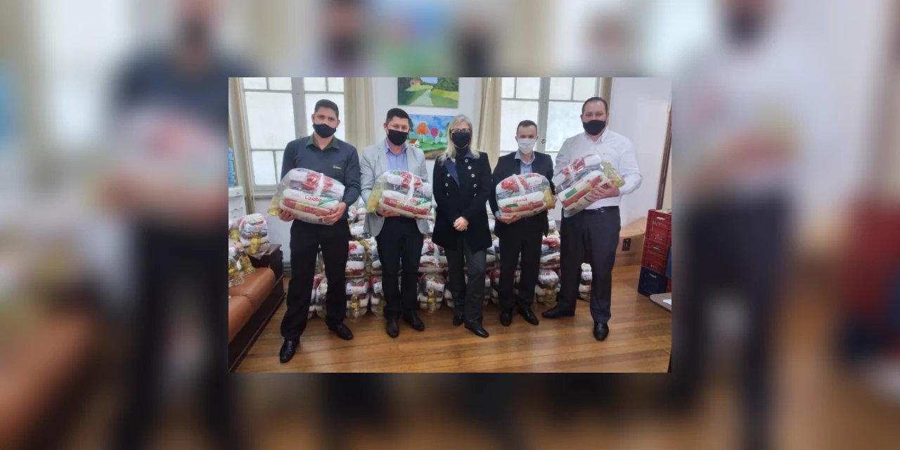 Agências Sicredi entregam cestas básicas ao projeto 'PG Sem Fome'