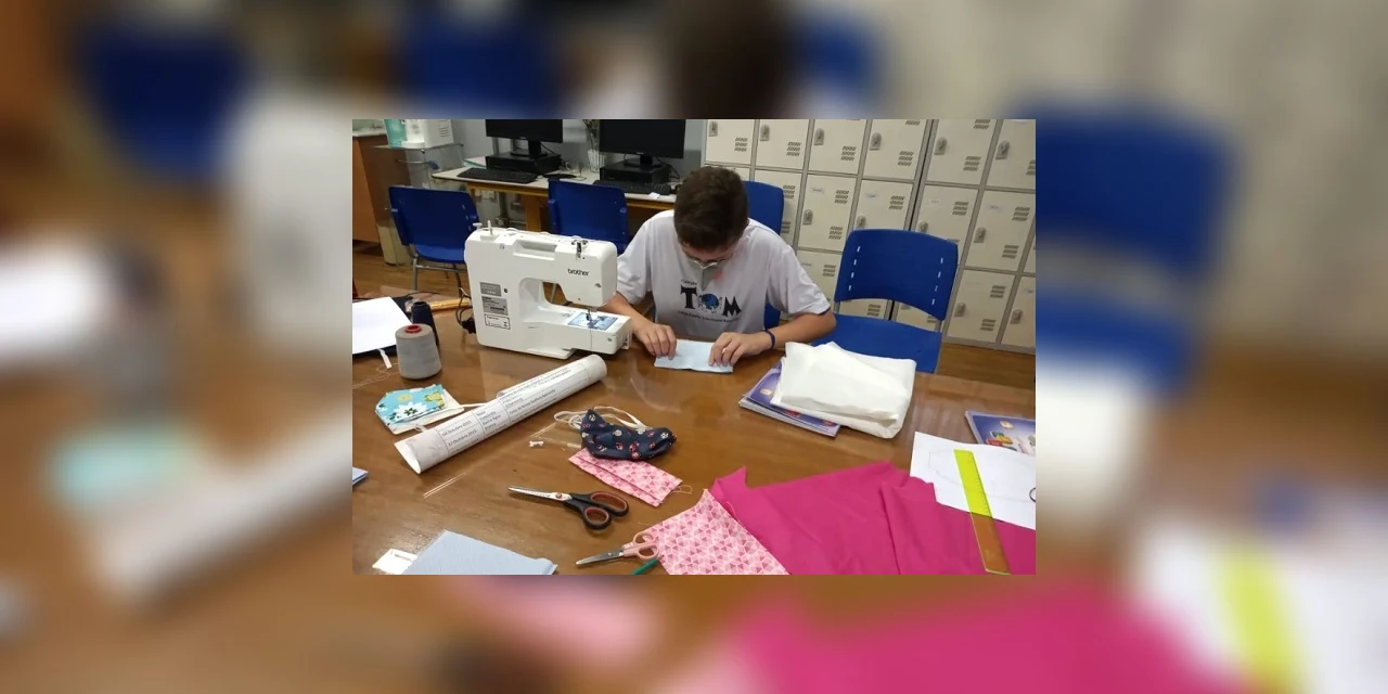 Estudantes da rede estadual do Paraná produzem máscaras para doação