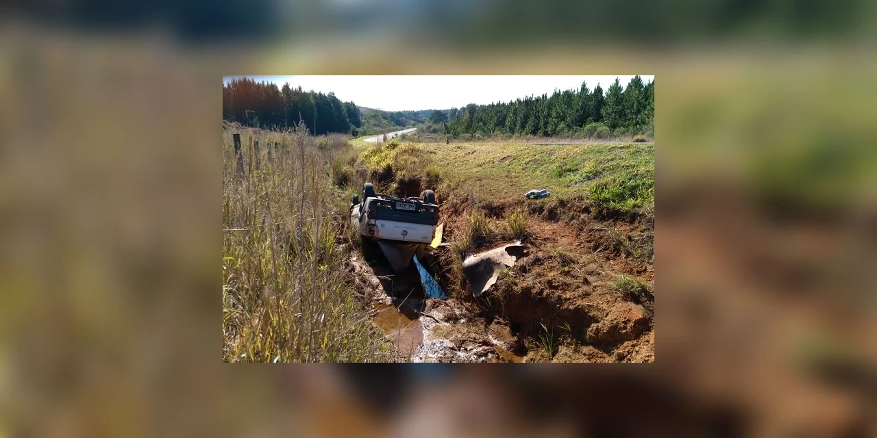 Vídeo: Acidente de trânsito termina com carro capotado em Ponta Grossa