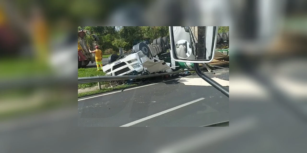 Vídeo: Caminhão tomba em acidente na BR-376