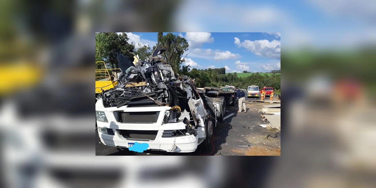 Caminhão fica destruído após acidente em Ponta Grossa